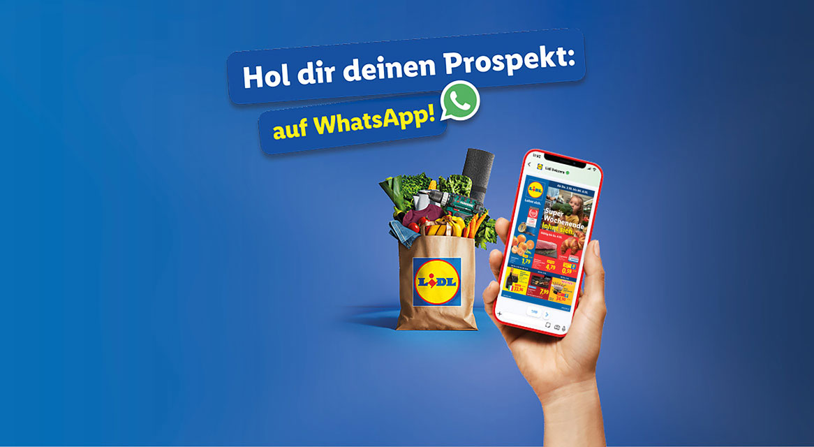 Eine Lidl-Einkaufstasche voller Produkte und ein Telefon, das eine Lidl-Werbung anzeigt.