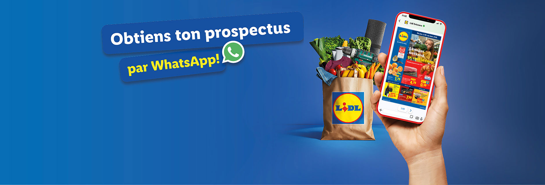 Une main tient un smartphone affichant une publicité Lidl, à côté d'un sac de courses rempli.