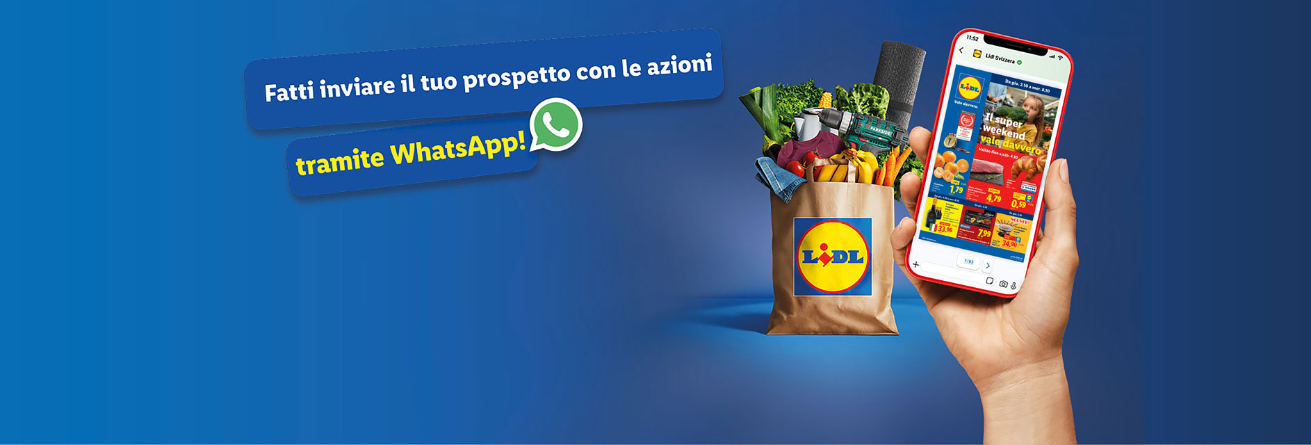 Una mano tiene uno smartphone con pubblicità Lidl, accanto a un sacchetto della spesa pieno.