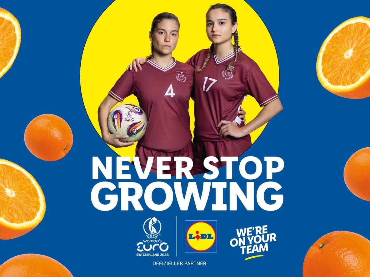 Zwei Lidl Fußballerinnen posieren mit Ball, Slogan: 'Höre niemals auf zu wachsen'.