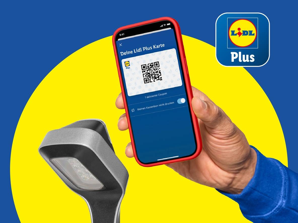 Eine Hand hält ein Smartphone mit einer digitalen Supermarkt-Kundenkarte, die von einem Scanner erfasst wird.
