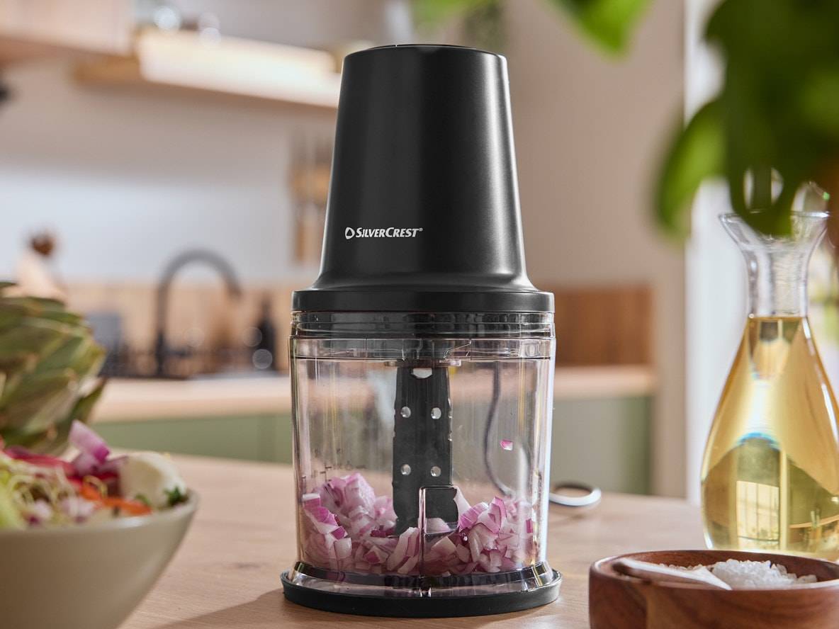 SilverCrest Zerkleinerer mit gehackten Zwiebeln auf einem Küchentisch
