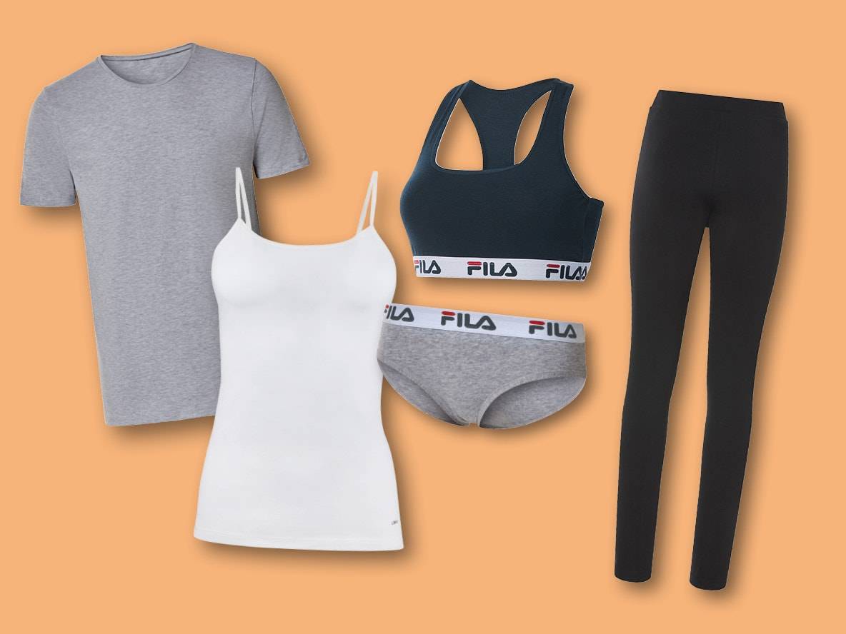 Graues T-Shirt, weißes Top, Fila Sport-BH, Fila Unterhose und schwarze Leggings.