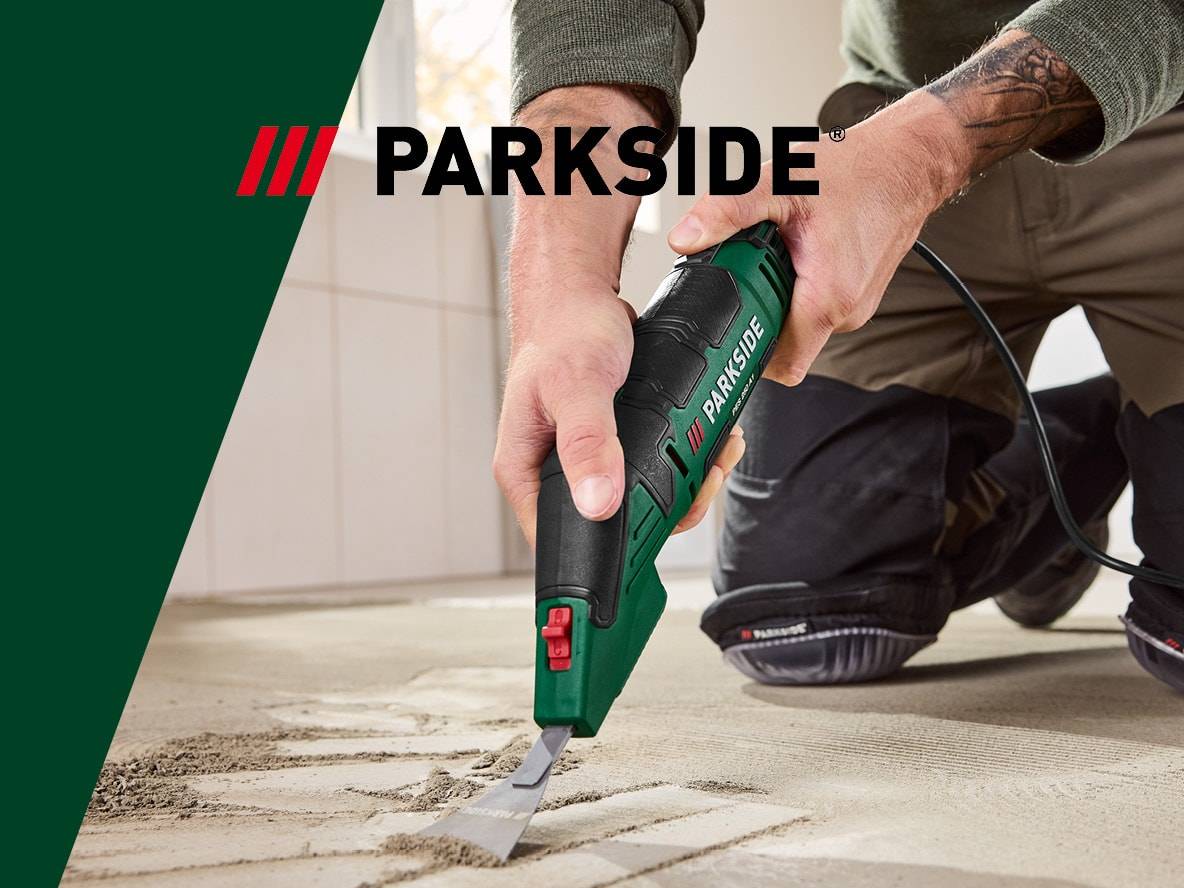 PARKSIDE Multifunktionswerkzeug entfernt Mörtel von Fliesenboden.