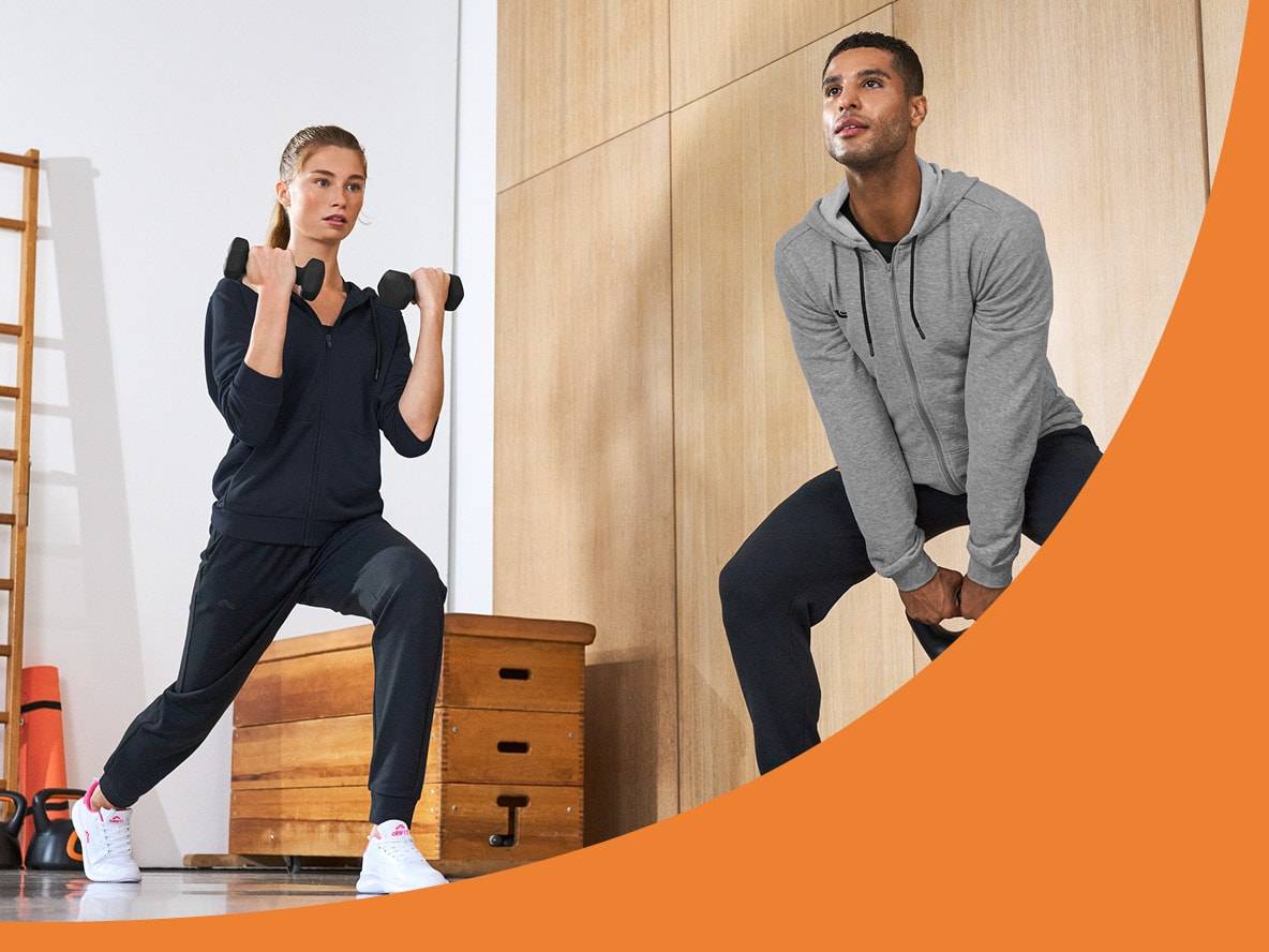 Mann und Frau in Sportbekleidung trainieren mit Gewichten.