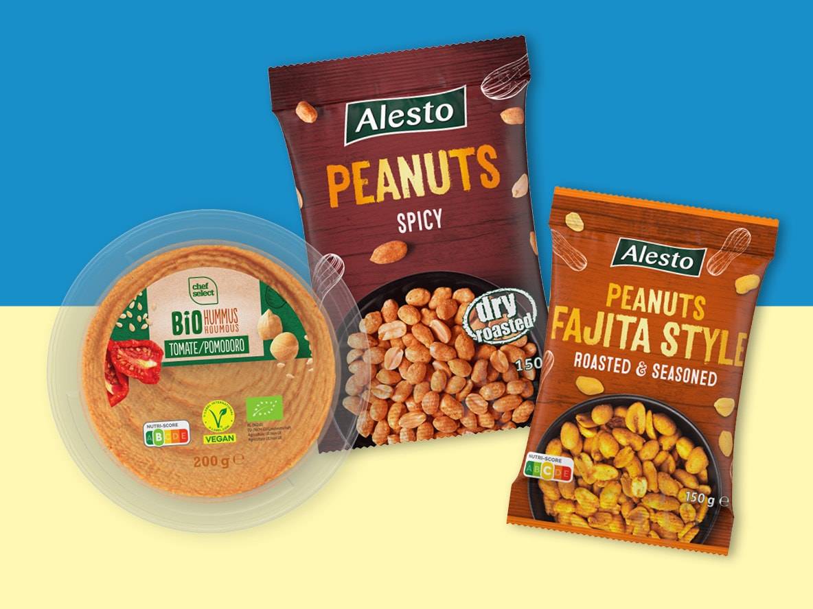 Zwei Packungen würzige Erdnüsse und ein Behälter Tomatenhummus.