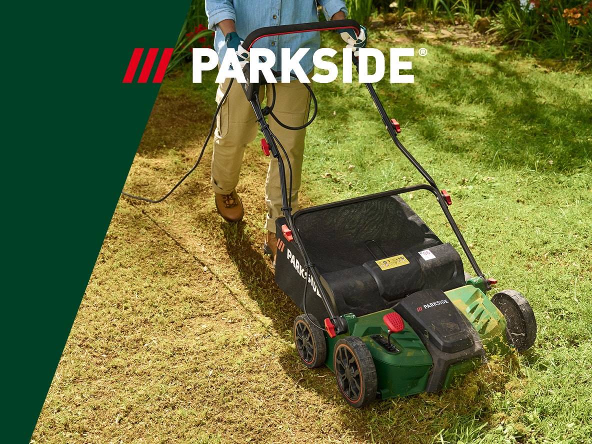 Persona che usa un arieggiatore da prato elettrico su un prato, con il logo Parkside.