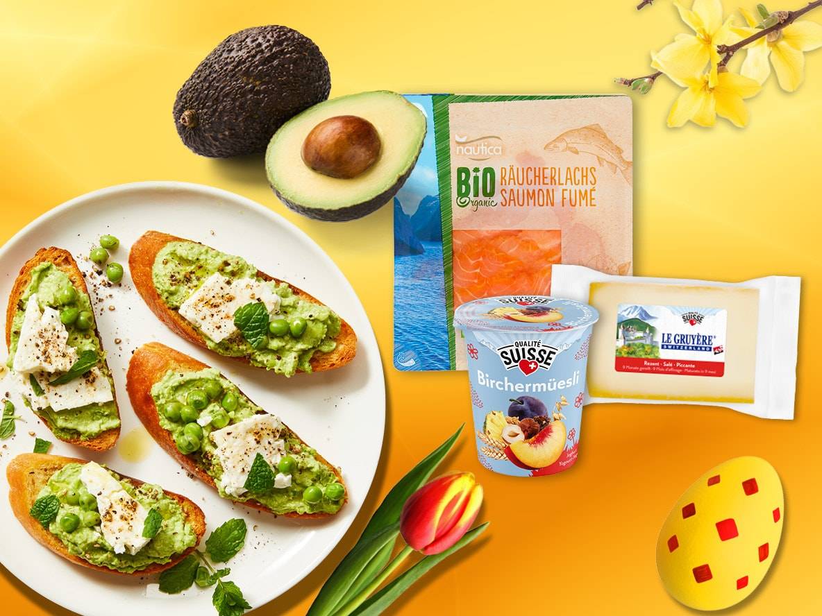Avocado-Erbsen-Bruschetta, Räucherlachs, Käse, Joghurt und Avocados auf gelbem Hintergrund.