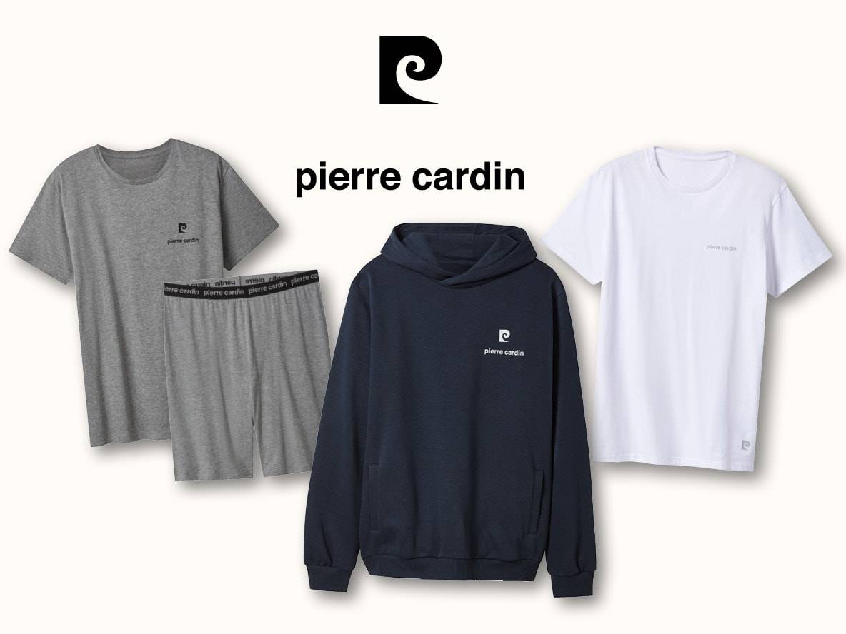 Ensemble de vêtements d'intérieur gris, sweat à capuche bleu et t-shirt blanc.