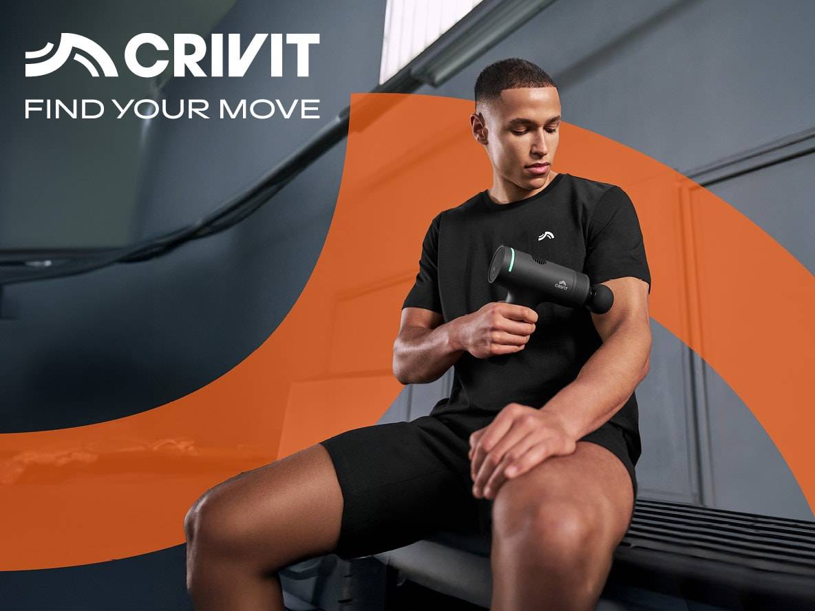 Mann benutzt eine Massagepistole am Arm, sitzt auf einer Bank, mit dem Text 'FIND YOUR MOVE'.