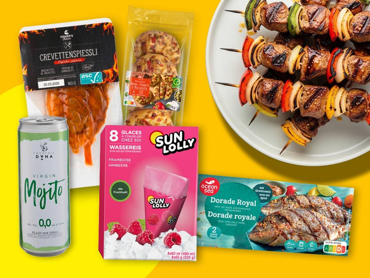 Fleisch- und Gemüsespieße, Garnelenspieße, Fisch, Wassereis und alkoholfreier Mojito.