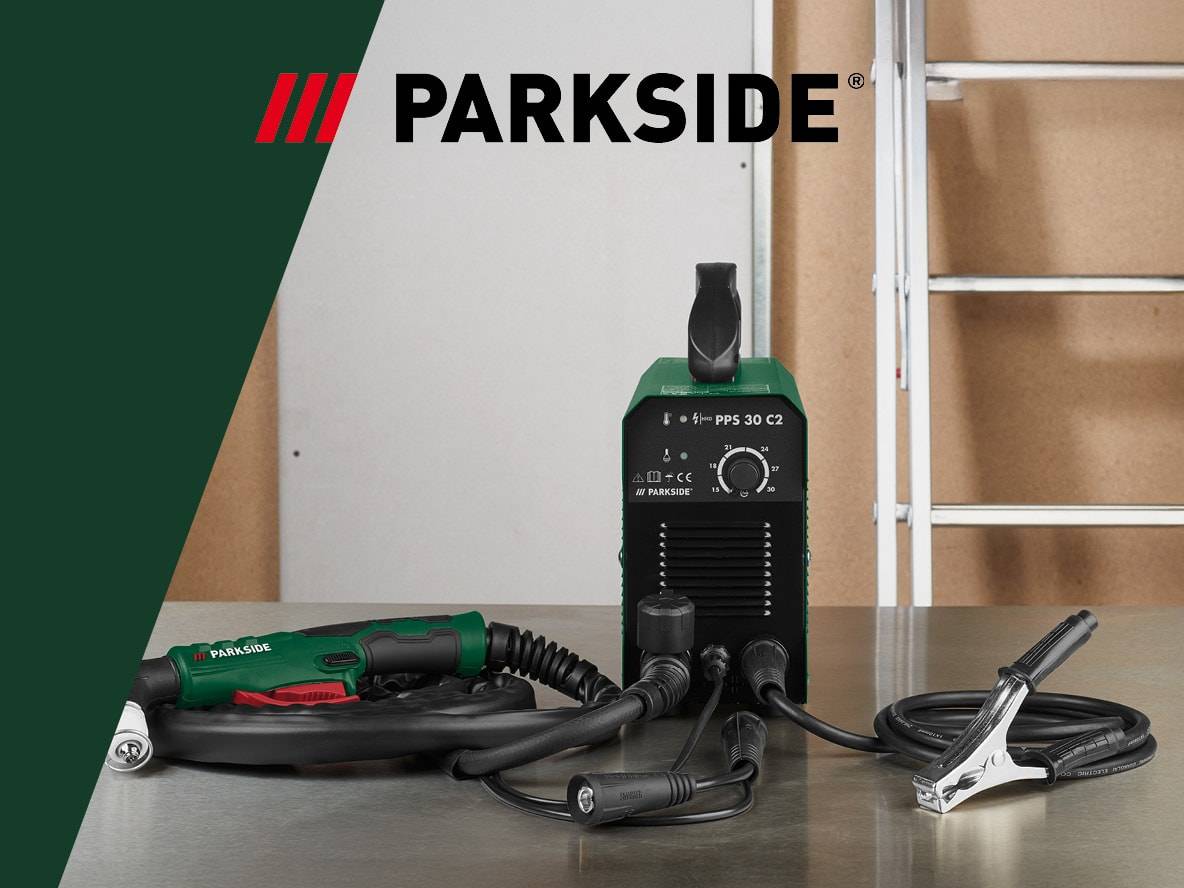 Schweißgerät und Plasmabrenner auf einem Metalltisch, mit Logo und unscharfem Hintergrund.