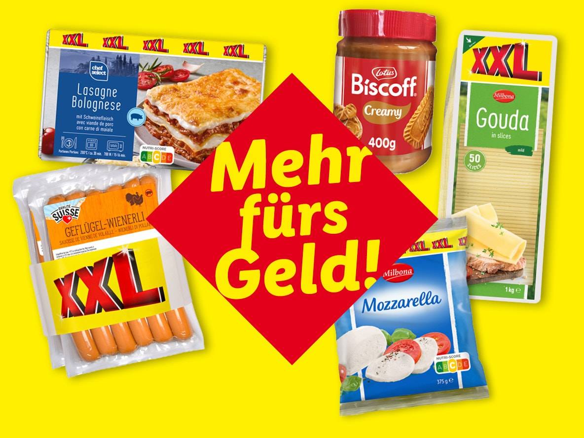 Auswahl an Lebensmitteln im XXL-Format, darunter Lasagne, Gouda, Mozzarella, Geflügel-Wienerli und Brotaufstrich, mit dem Text „Mehr fürs Geld!“.