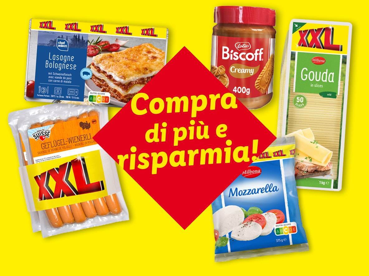 Un assortimento di prodotti alimentari formato XXL, tra cui lasagne, formaggio Gouda, wurstel di pollo e mozzarella, con la scritta 'Compra di più e risparmia!'.