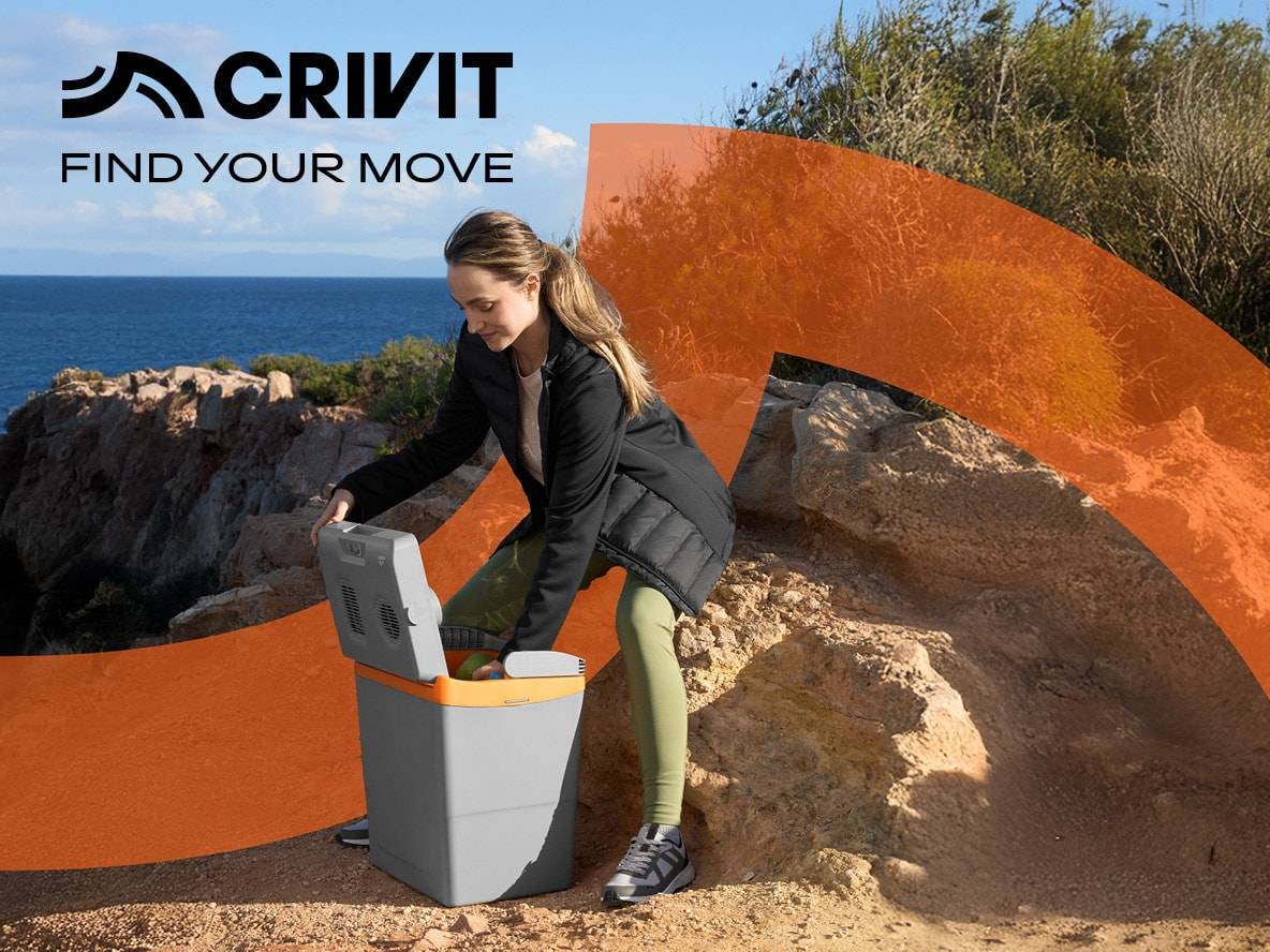 Frau öffnet eine elektrische Kühlbox auf einem Küstenpfad, mit dem Text 'FIND YOUR MOVE'.