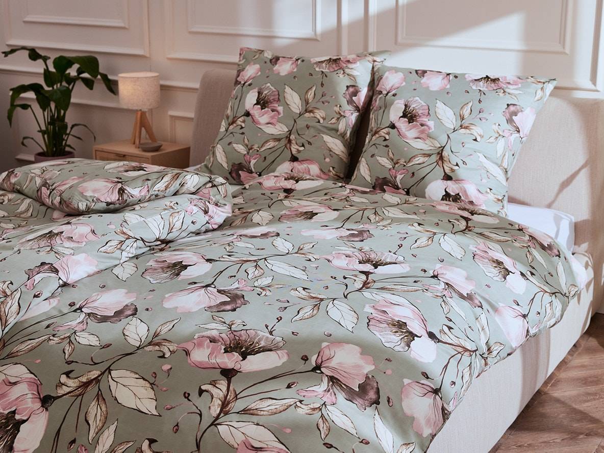 Salbeigrüne Bettwäsche mit rosafarbenen Blumenmuster