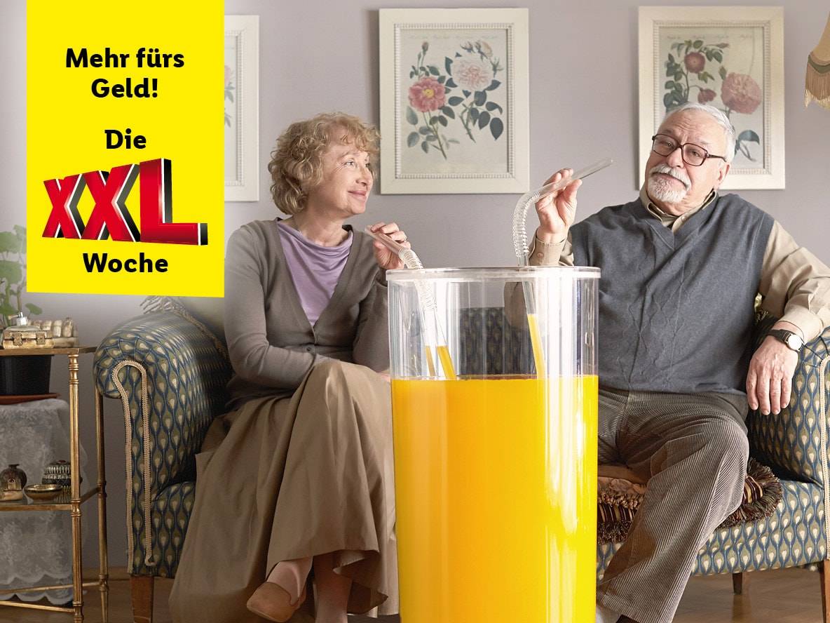 XXL-Woche Werbung mit einem riesigen Glas Orangensaft.