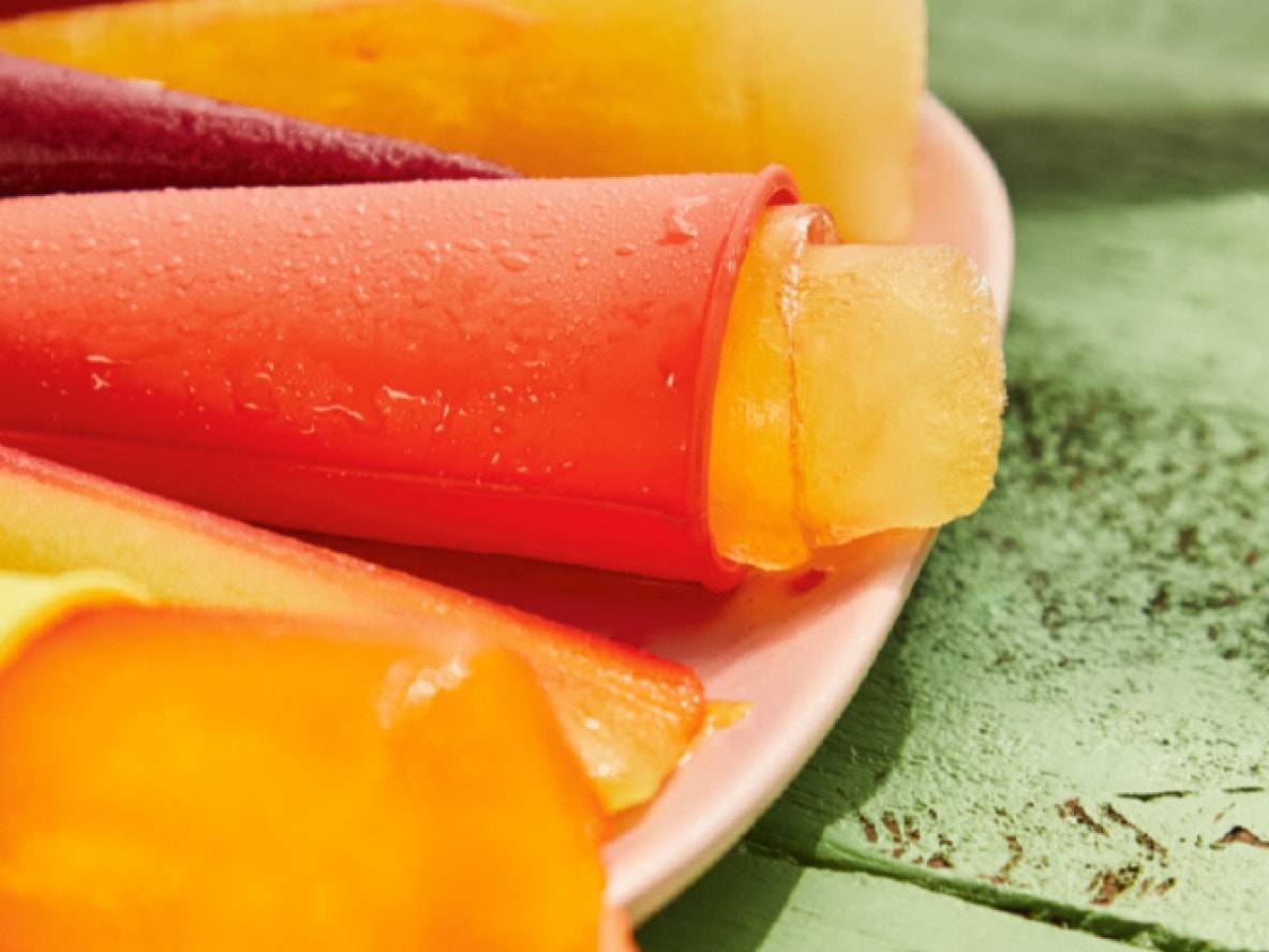 Erfrischende, fruchtige Eis am Stiel auf einem Holztisch.