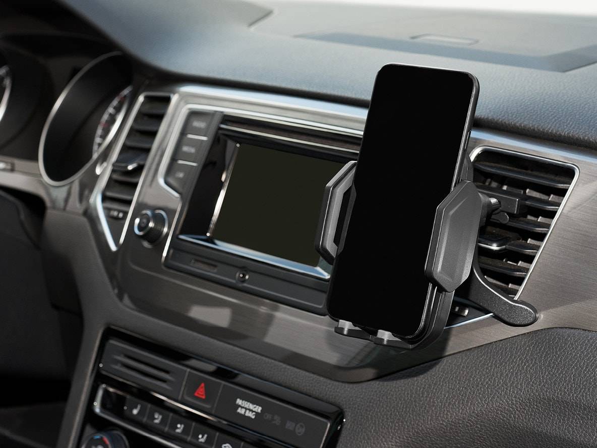 Un supporto per telefono cellulare per auto è fissato alla bocchetta di aerazione.