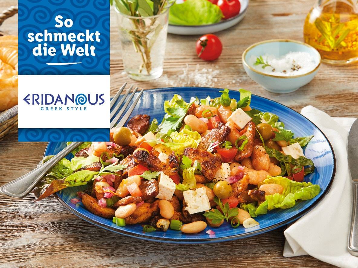 Eridanous griechischer Salat mit weißen Bohnen, gebratenem Hähnchen und Feta.