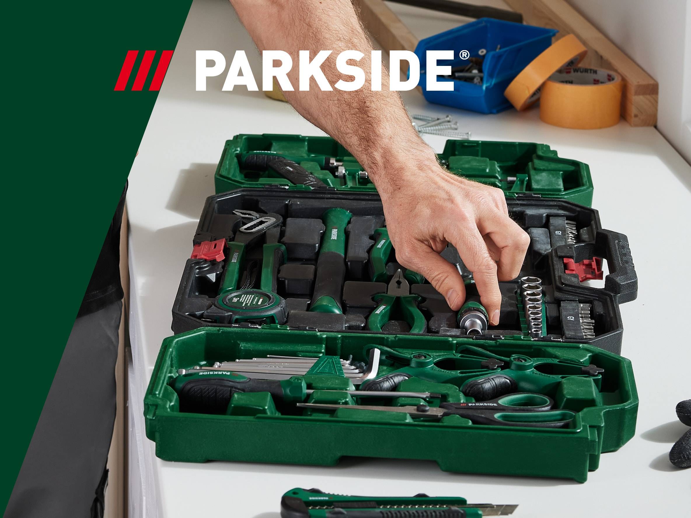 Un uomo usa una cassetta degli attrezzi Parkside piena di strumenti di diverse dimensioni e forme.