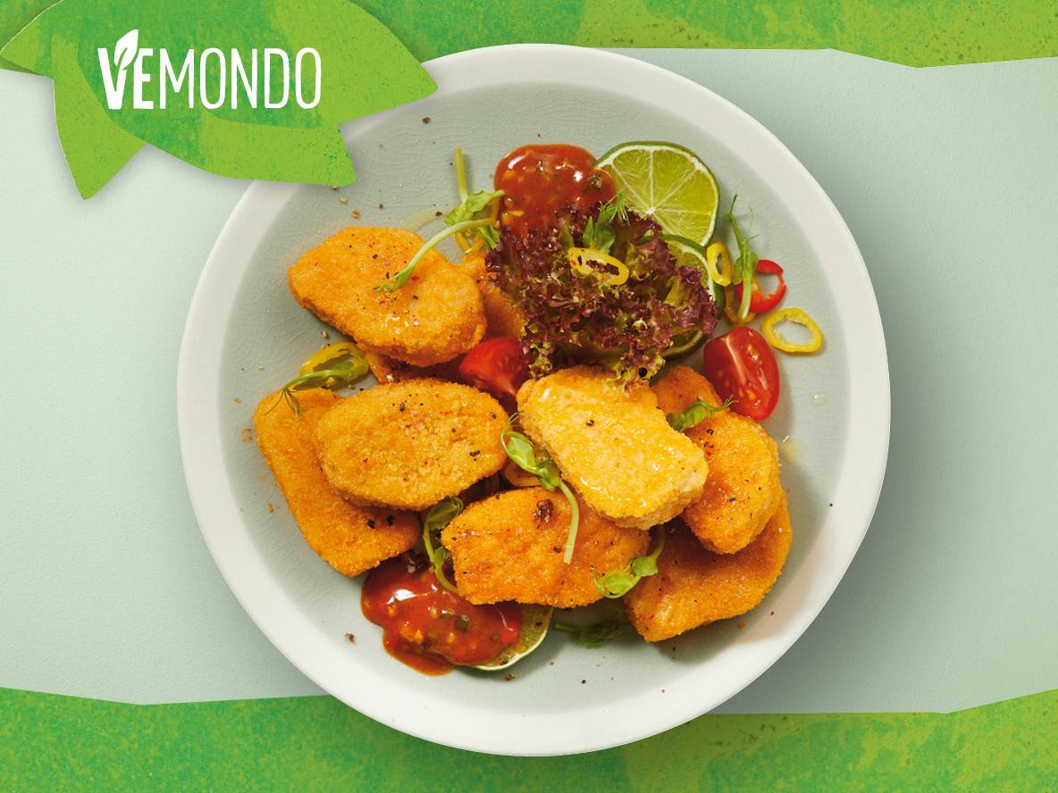 Végétariens nuggets de VEMUNDO servis avec une salade et une sauce.