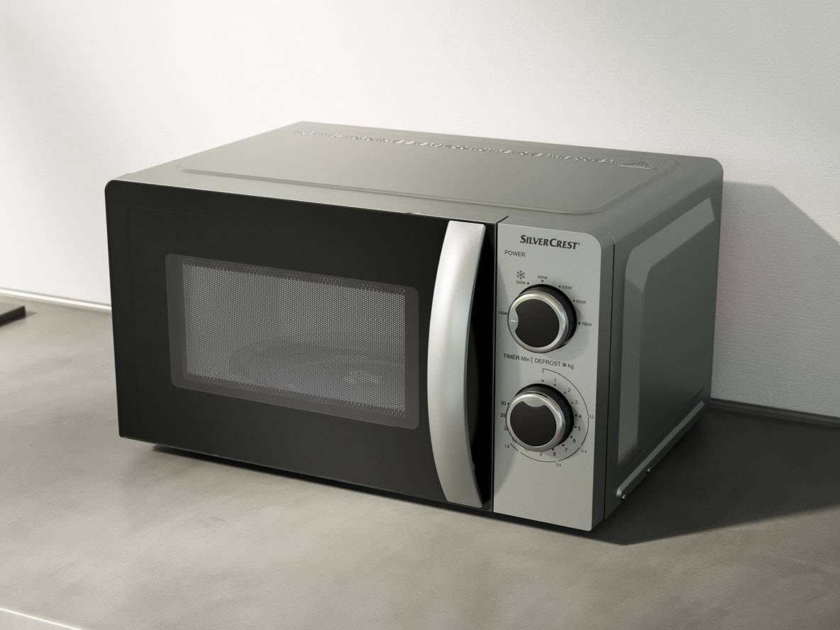 Microonde SilverCrest grigio metallizzato su piano cucina.