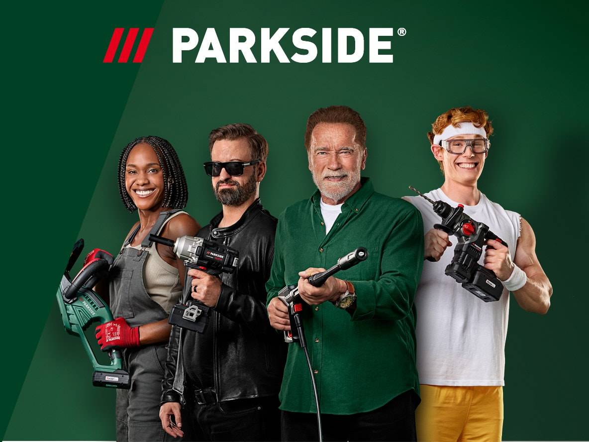 Vier Personen, darunter Arnold Schwarzenegger, posieren mit Parkside Elektrowerkzeugen.