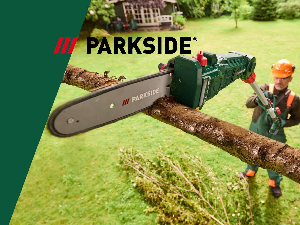 Ein Mann schneidet einen Ast mit einer Parkside-Kettensäge, oben mit Parkside-Logo.