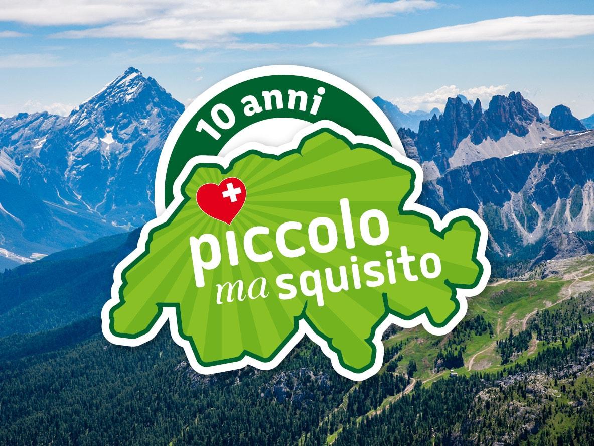 Logo verde a forma di Svizzera con la scritta '10 anni piccolo ma squisito' su sfondo montano.