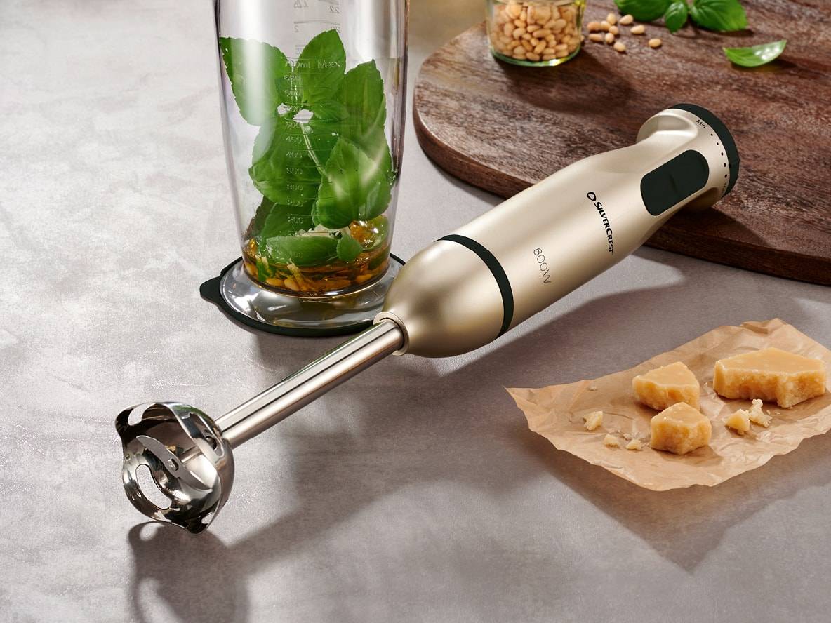 Mixeur plongeant SILVERCREST avec ingrédients pour pesto : basilic, pignons de pin et parmesan.