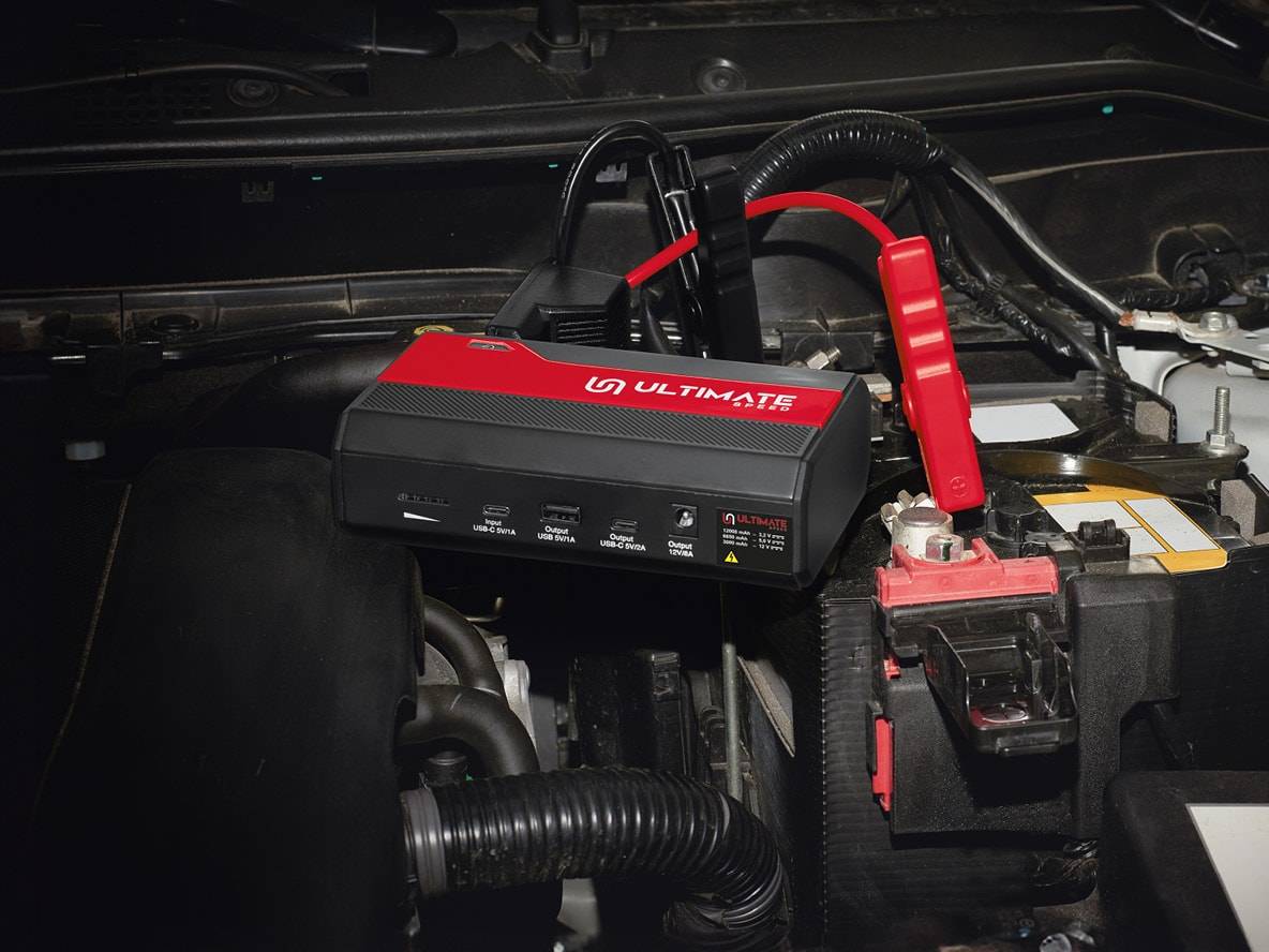 Ultimate Speed Starthilfe an Autobatterie angeschlossen