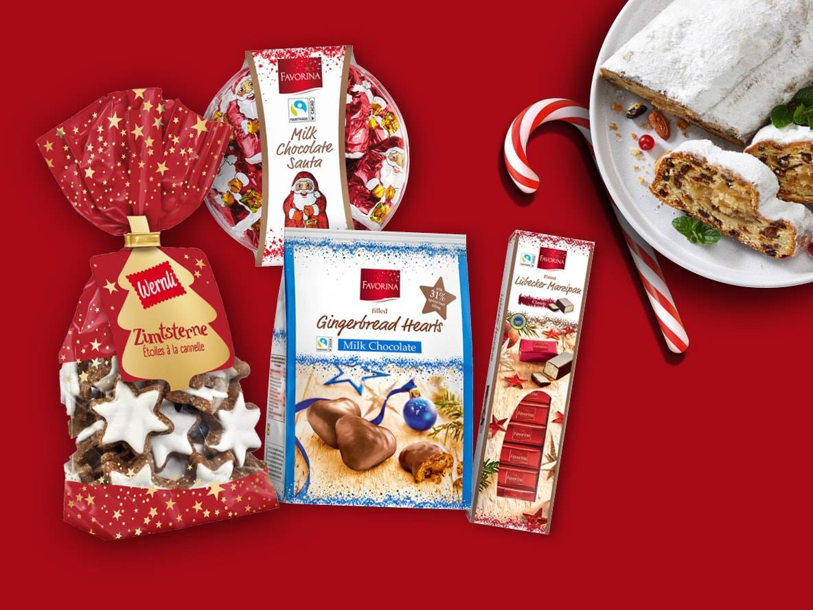 Auswahl an Favorina und Wernli Weihnachtssüßigkeiten, darunter Zimtsterne und Stollen.