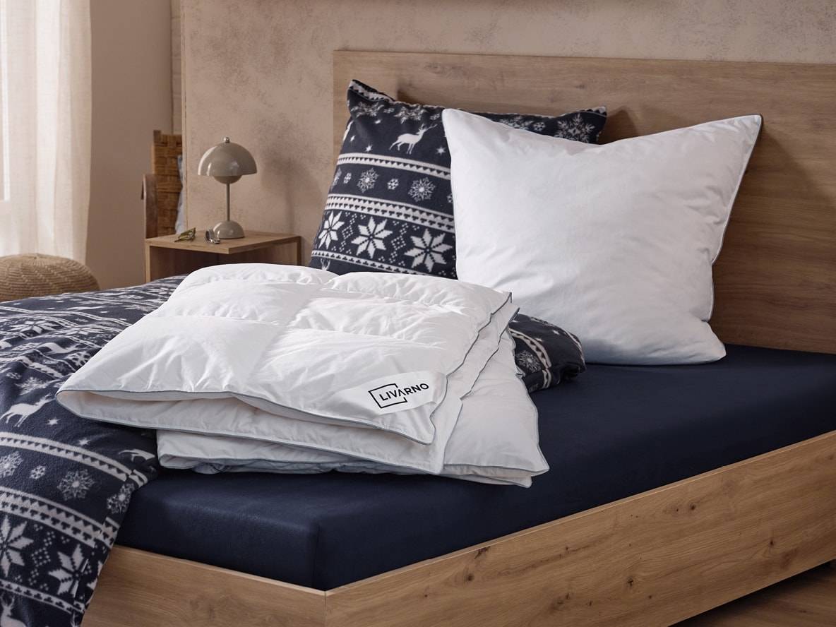 Literie d'hiver LIVARNO HOME avec housse de couette à motifs de cerfs et flocons de neige.