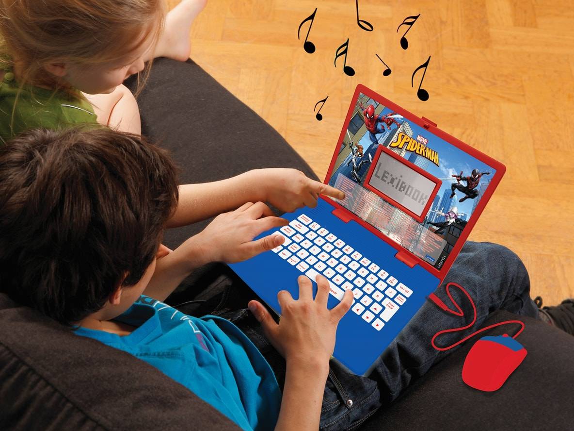 Kinder spielen mit einem blauen und roten Lexibook Spider-Man Spielzeug-Laptop.