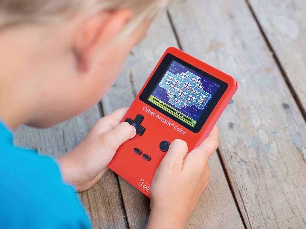 Ein Kind spielt ein Videospiel auf einer roten Cyber Arcade Color Handheld-Konsole.