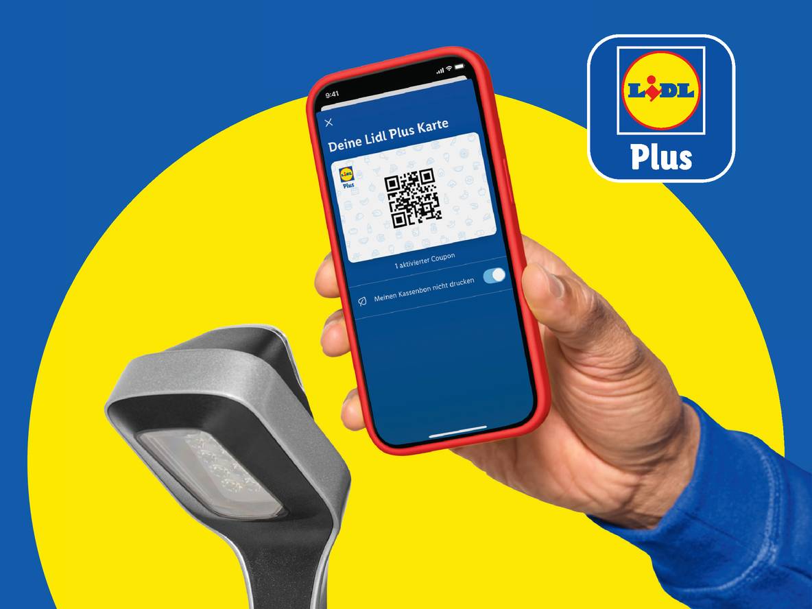 Eine Hand hält ein Smartphone mit einem QR-Code für die Kundenkarte, neben einem Scanner.