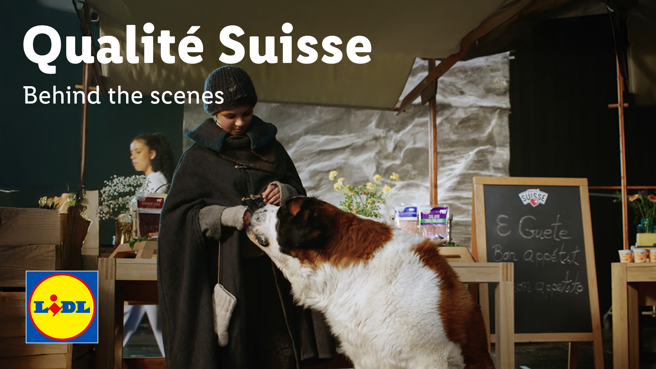 Qualité Suisse : Coulisses avec une personne et un chien Saint-Bernard, produits Lidl.