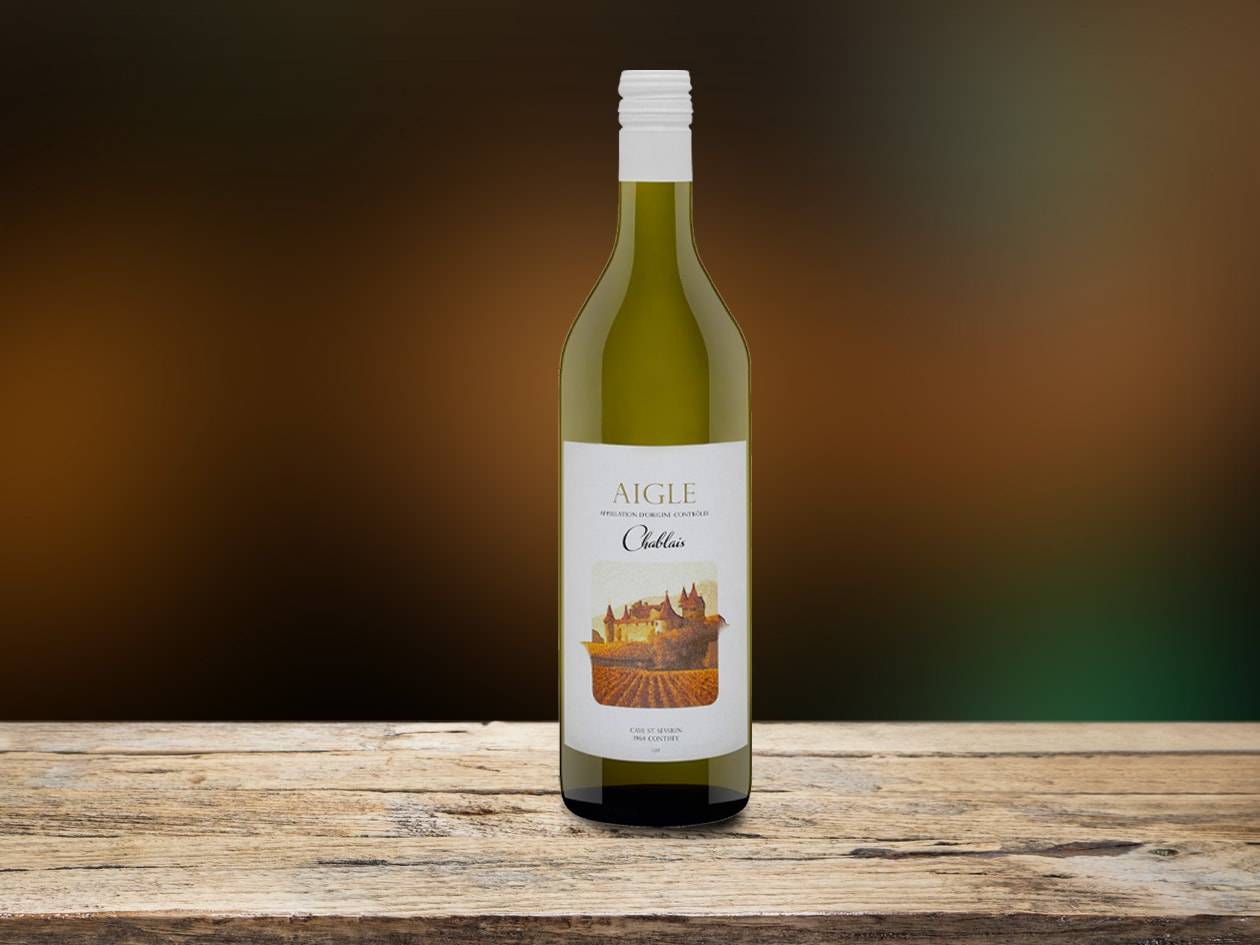 Eine Flasche Aigle Chablis Weißwein auf einem Holztisch.