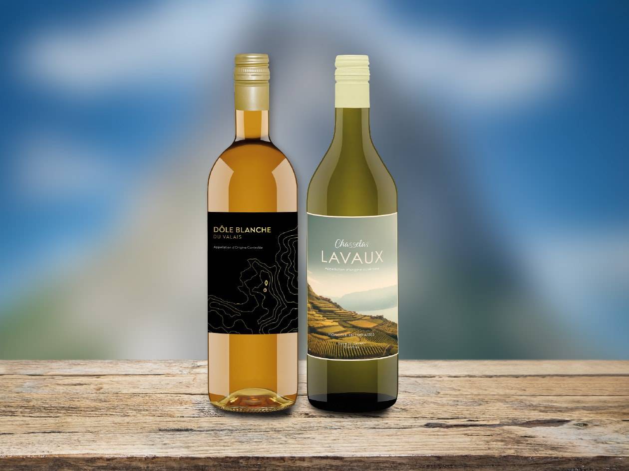 Due bottiglie di vino bianco svizzero, Dôle Blanche du Valais e Chasselas Lavaux, su un tavolo di legno.