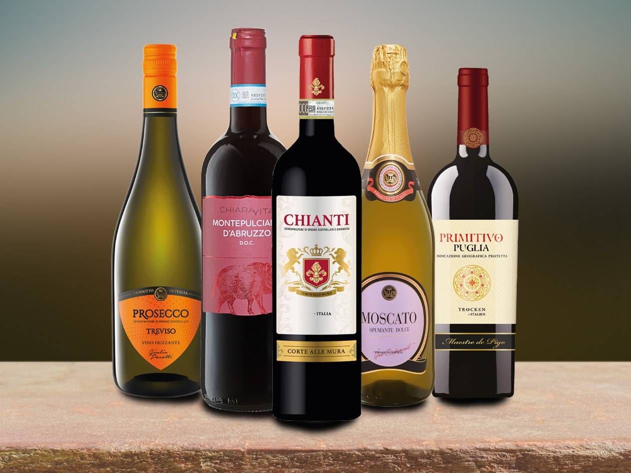 Cinq bouteilles de vin italien, dont du Prosecco, du Montepulciano, du Chianti, du Moscato et du Primitivo.