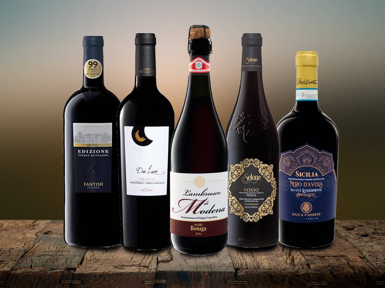 Fünf Flaschen Rotwein, darunter ein Lambrusco di Modena und ein Nero d'Avola Sicilia.