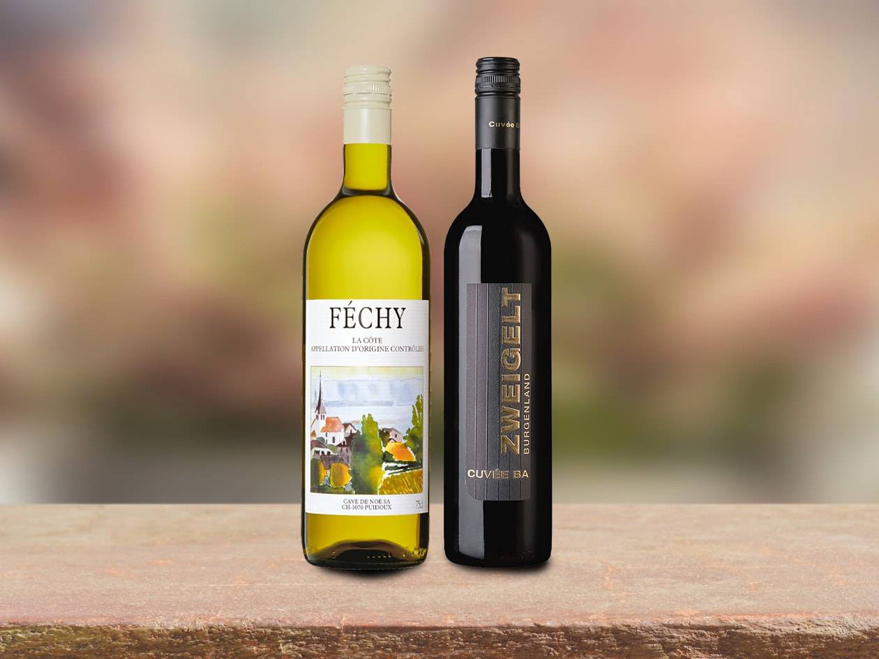 Zwei Weinflaschen, ein weißer FÉCHY und ein roter ZWEIGELT, auf einem Holztisch.