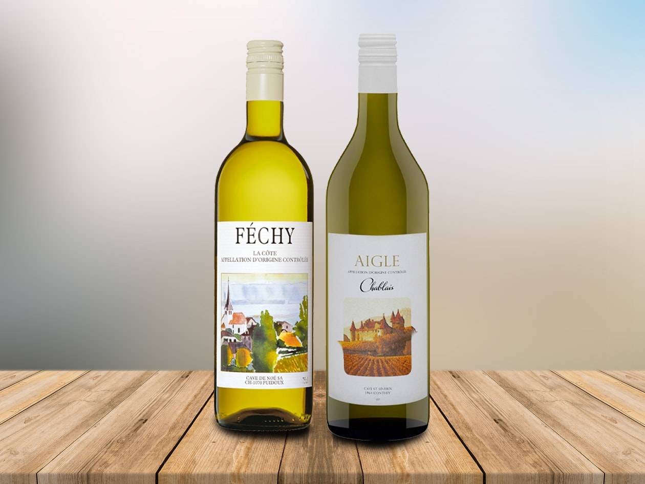 Zwei Flaschen Weißwein mit Landschaftsetiketten auf einem Holztisch.