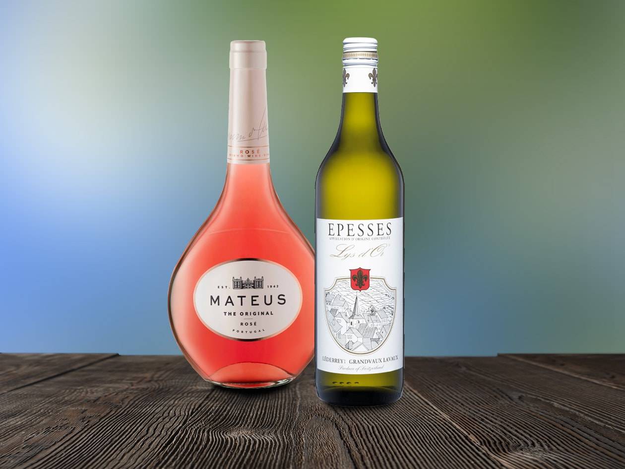 Bottiglie di vino rosato e bianco su un tavolo di legno.