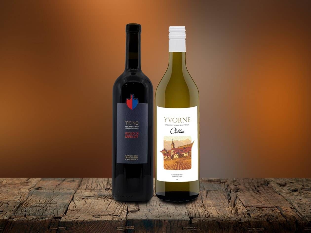 Zwei Weinflaschen, eine rote und eine weiße, auf einem rustikalen Holztisch.