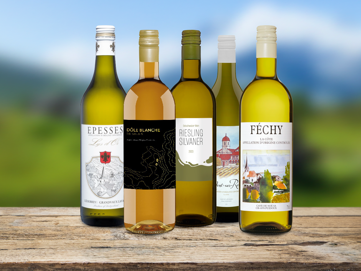Cinque bottiglie di vino bianco di diversi marchi su un tavolo di legno, con uno sfondo sfocato.