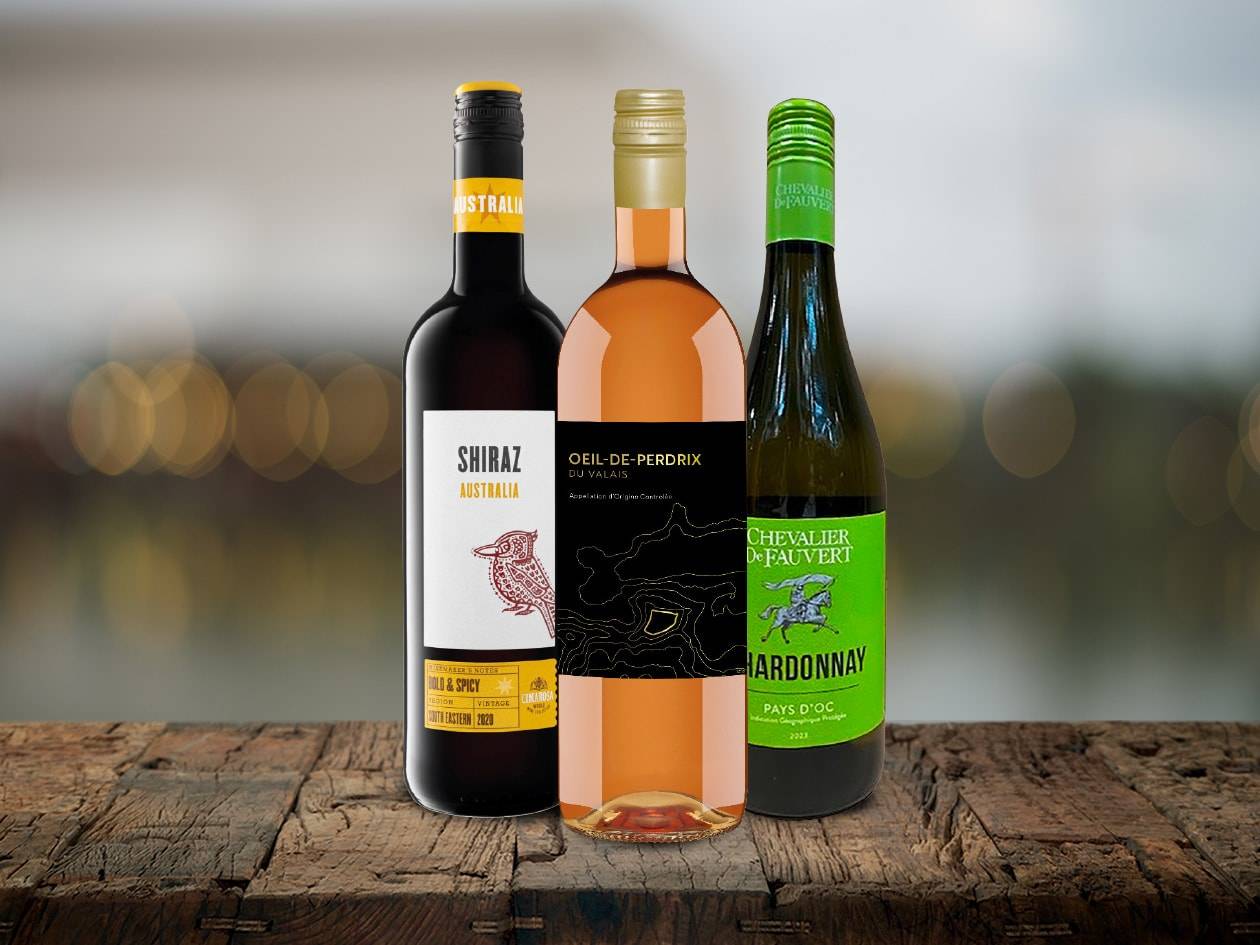 Drei Weinflaschen: ein australischer Shiraz, ein Oeil-de-Perdrix aus dem Wallis und ein Chardonnay Chevalier de Fauvert.